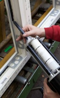 illbruck DG210 Verglasungs-Schnellklebstoff auch für Kleinserien- und Einzelfertigung