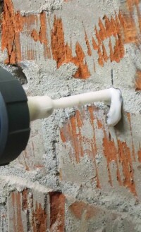 Drucklos: Nachträgliche Horizontalsperre mit neuer Injektionscreme von Schomburg