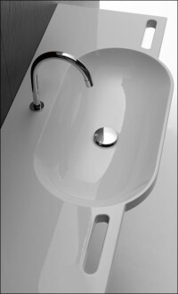 Unterfahrbarer HEWI-Waschtisch aus Mineralguss nach Maß