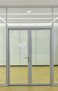 Neue Glas/Aluminium-Schallschutztür mit optional integrierten Jalousien