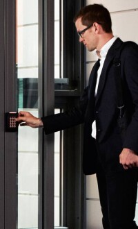 Axis wendet sich der Zutrittskontrolle zu