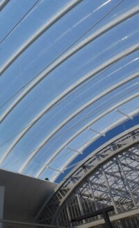 Folienkissen ergänzen historische Gleisüberdachung in Salzburg