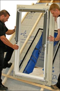 Neue Puren Dämmzarge optimiert Wärmeschutz rund um Dachfenster