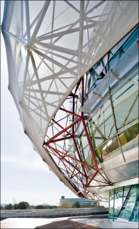 iGuzzini Illuminazione Ibérica: Leuchtendes Beispiel für Corporate Architecture