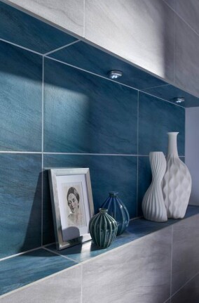 Marmor mit kräftigem Blauton? „Pianoro“-Fliesen von Korzilius machen's möglich