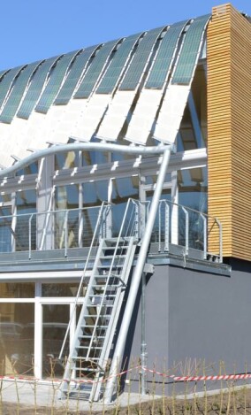 „Soft House“: IBA-Plakette für Passiv-Reihenhäuser in Wilhelmsburg mit „Fassadenvorhang“