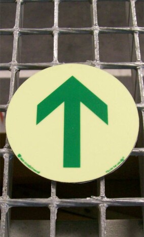 Langnachleuchtende Rettungswegmarkierung für Gitterroste