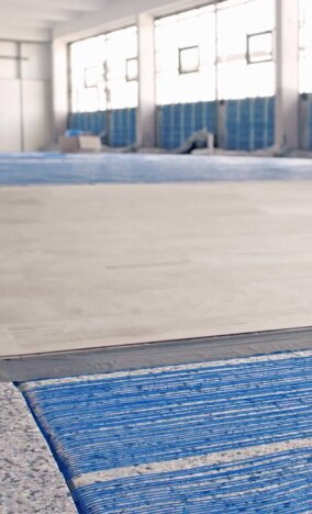 Sportbodenheizung konzipiert für  Wärmepumpen- und Solarthermie-Heizungen