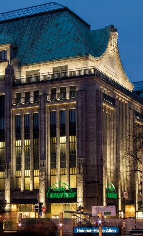 Insta beleuchtet Fassade des historischen Kaufhof-Gebäudes an der Kö