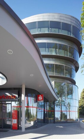 Variation des Gleichen verspricht Spannung und Harmonie aus Aluminium und Glas