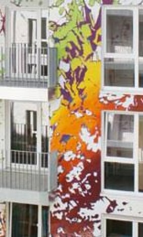 Farbexplosion von „Umgebungsfarbe“ im Darmstädter Studentenwohnheim „Lab“