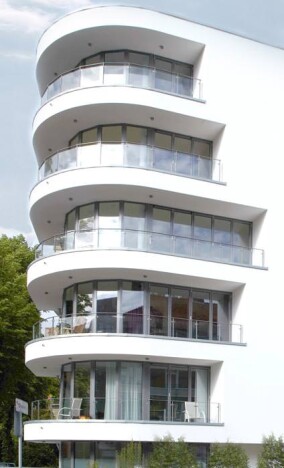 Bemerkenswerter Baulückenschluss - nicht nur, aber auch mit einigen Glas-Faltwänden