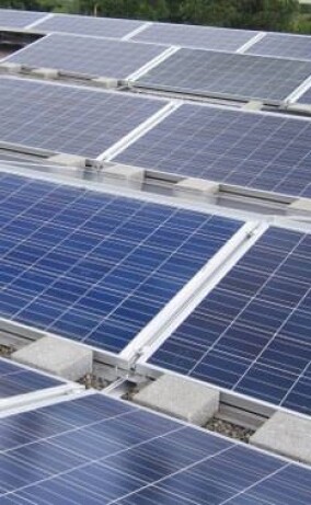 Mehr Ertrag für Ost-West-Photovoltaik-Anlagen durch Antireflexionsglas