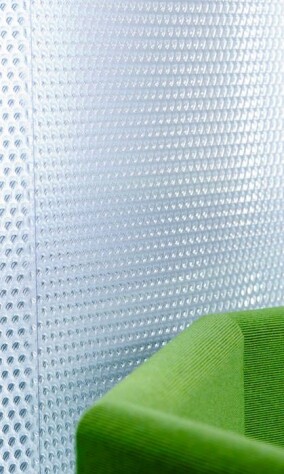 Trennwände aus transluzenten Wabenpaneelen für kreative Freiräume