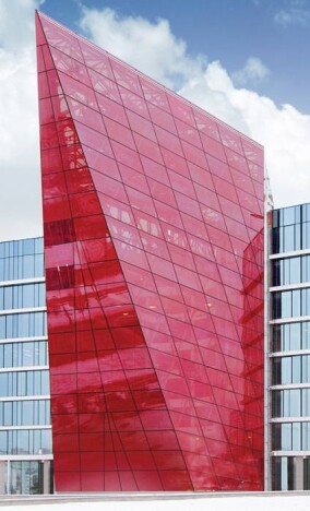 Sefar/SentryGlas-Fassade: Rot glänzend von außen, mit ungefärbtem Durchblick von innen