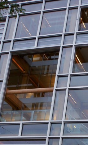 Shutter aus Glas verwandeln 150 m² Glasfassade einer Holzkonstruktion in 11 offene Lounges