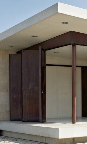 Adaptierte (Nicht mehr-)Glas-Faltwand für Gemeinschaftsbildende (Bau-)Maßnahme