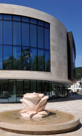 Gehüllt in Travertin und Glas: das neue Zentrum der Deutschen Vermögensberatung