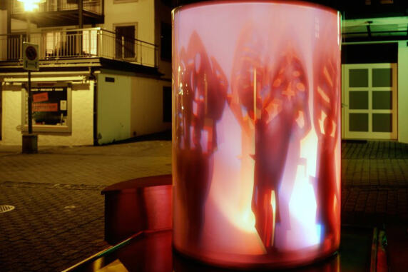 „Chlausebrunnen“ (Küssnacht) von art light; Foto: HWP Architekten AG