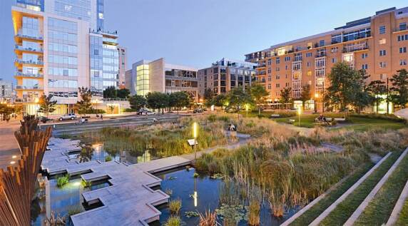 Renaturierung eines Feuchtbiotops, Tanner Springs Park, Portland/Oregon 2010, S. 134 © Atelier Dreiseitl, Überlingen