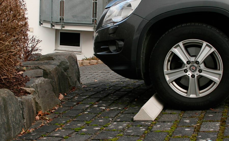 Kleiner Stein - große Wirkung: Einparkhilfe „Auto-Stop“ aus Beton