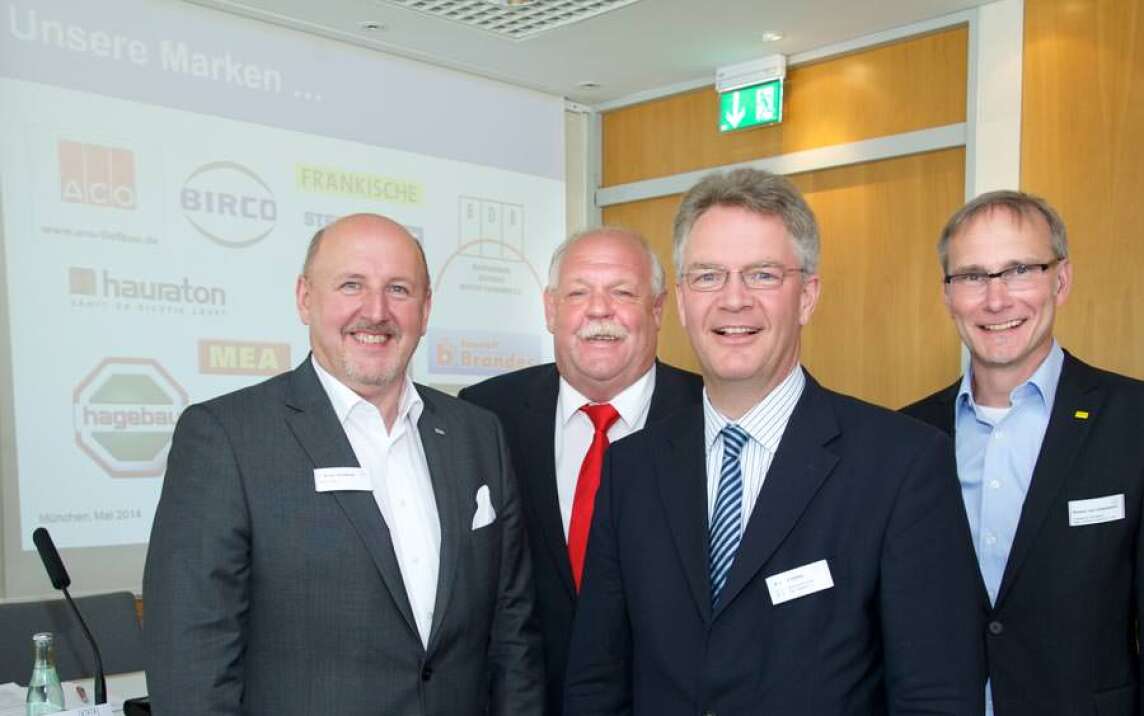 Ludwig Gerstlauer, Leiter Vertrieb und Marketing bei der BIRCO GmbH,, Rainer Mohr von der ACO Tiefbau Vertrieb GmbH, Michael Hölker, Hauptgeschäftsführer des BDB e. V., Roman von Urbanowicz, Leiter Bereich Drainage Systeme bei den Fränkischen Rohrwerken