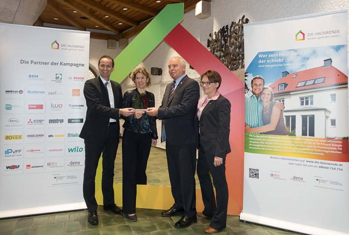 Hans Georg Löffler, Oberbürgermeister von Neustadt an der Weinstraße, erhält Top-Sanierer-Preis