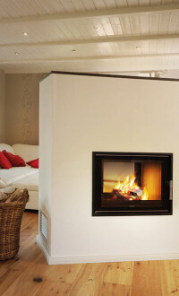 Tunnelblick aufs Kaminfeuer dank Durchsicht-Kamin für Raumteiler