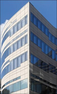 Sonderbeschläge für 3,50 m hohe und 300 kg schwere Senk-Klapp-Fenster im Kö-Bogen