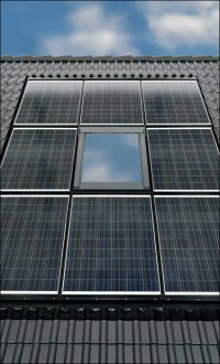 Velux und Braas kooperieren für nahtloses Dachfenster-Photovoltaik-Indach-Konzept