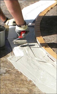 Selbstklebendes Vlies neu von Triflex für die rissüberbrückende Flüssigabdichtung