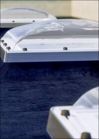 Fakro bringt Isolierglas-Flachdachfenster mit Polycarbonat-Lichtkuppel auf den Markt