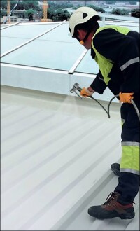 „Metal Coat“: neue Schutzbeschichtung von Triflex für Metalldächer und -fassaden