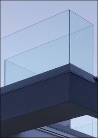 „Litefront”: Liniengelagertes, hochtransparentes Ganzglasgeländer von SWS