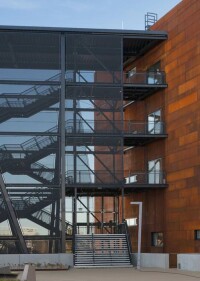 Campus Wien: Stahltreppen für die Fluchtwege kontrastieren Cortenstahl-Fassade