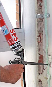 Erster Schaumklebstoff für die Verklebung überputzbarer Fenster- und Haustürfolien