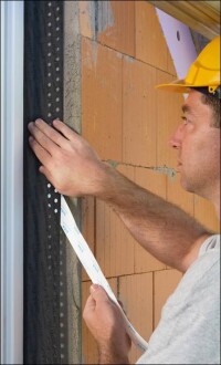 „Fentrim“: Neues Klebeband will Haftungsrisiken rund ums Fenster minimieren