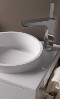 Speziell fürs Gästebad: Ablageplatte mit integriertem Waschbecken aus Mineralguss