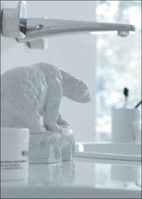 „Firnis“: Alapes neue, hochglänzende Lackoberfläche für Badmöbel