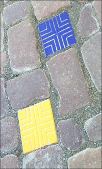 Stadtmarketing: Bunte AKA-Klinker verbinden in Pirna Geschichte(n)spielplätze