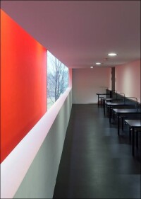 Tiefschwarzes Linoleum im feurig roten Hörsaalgebäude der Uni Paderborn