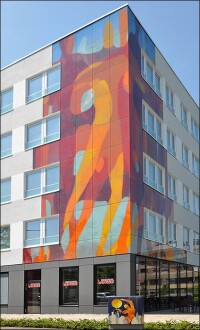 Handgemachte Glaskunst schmückt VHF-Fassade eines Paderborner Gesundheitszentrums