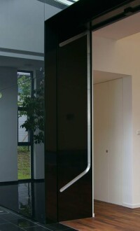 12 Meter breite Hubwand erweitert Räume oder bietet zeitgemäßen Schallschutz