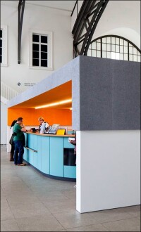 Holzwolle-Akustikplatten inmitten einer gigantischen Soundinstallation