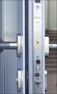 Panikschloss IQ lock AUT von Geze entriegelt zweiflügelige Automatiktüren motorisch