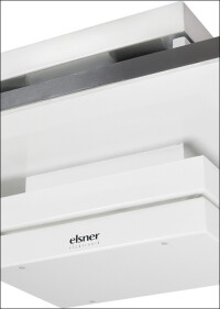 Lüftungsgerätschaft trifft auf Glasarchitektur