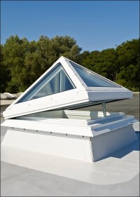 Echtglas-Oberlichter: Optimierte Lichtkuppel und neue Glaspyramide von Essmann