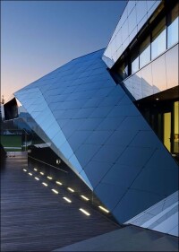 Lackiertes Floatglas Lacobel T von AGC Interpane jetzt in 15 Fassaden-tauglichen Farben