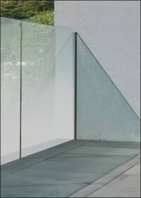 Teilsatiniertes Madras Nuvola jetzt auch für Balkongeländer aus Glas