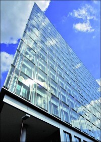 Hochtransparente Sonnenschutzbeschichtung in Verbindung mit extra-weißem Floatglas